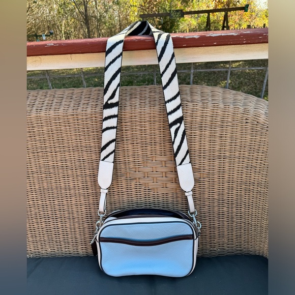 Coach crossbody camera bag style purse - Picture 3 of 9